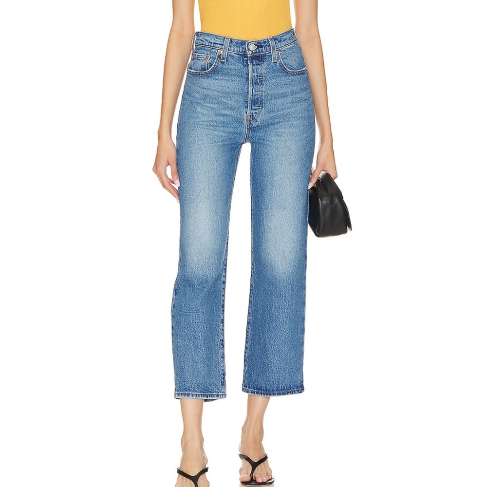 Worn once Levi's rib cage ankle jeans